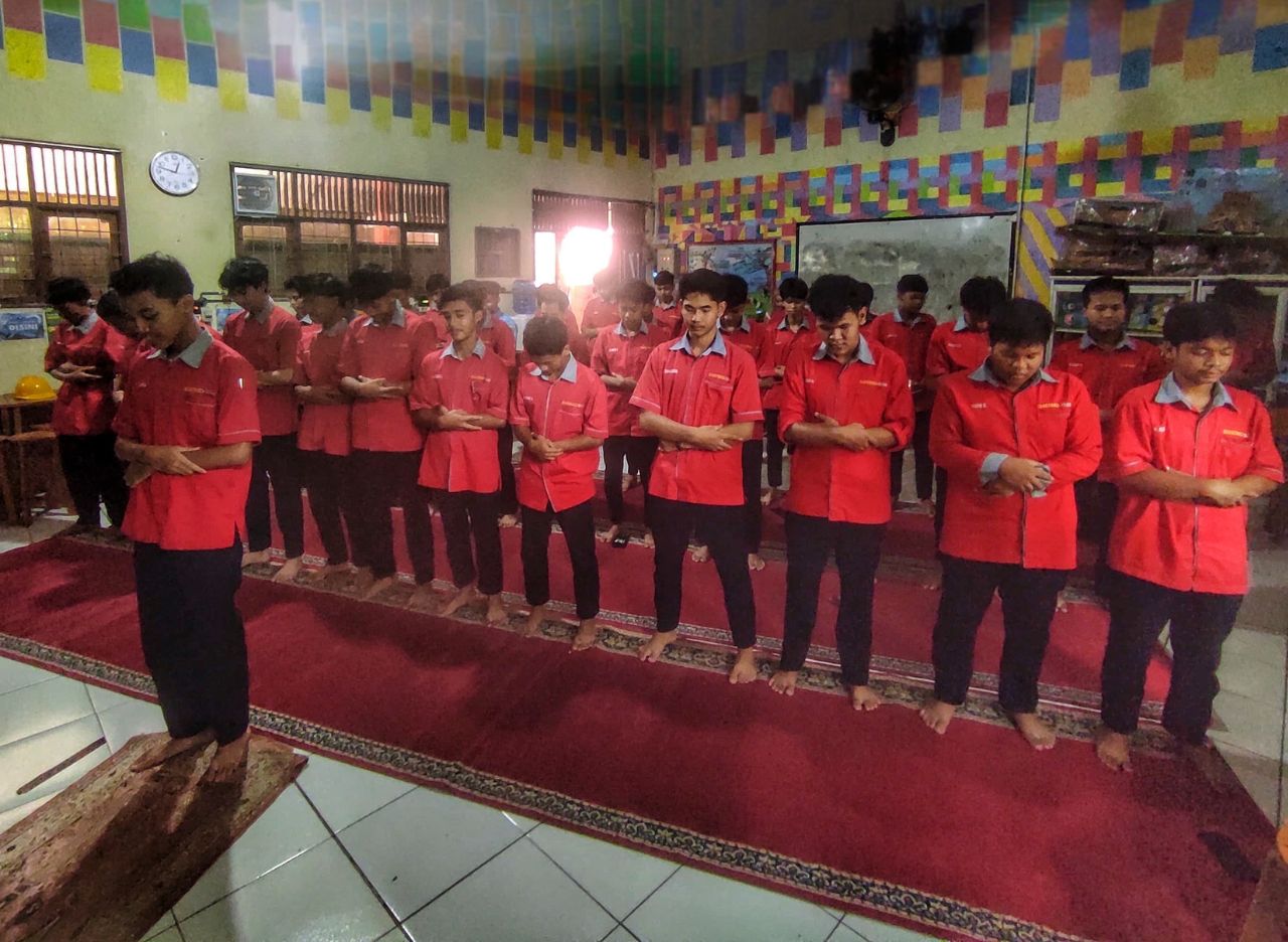 Sholat Berjamaah Dibengkel