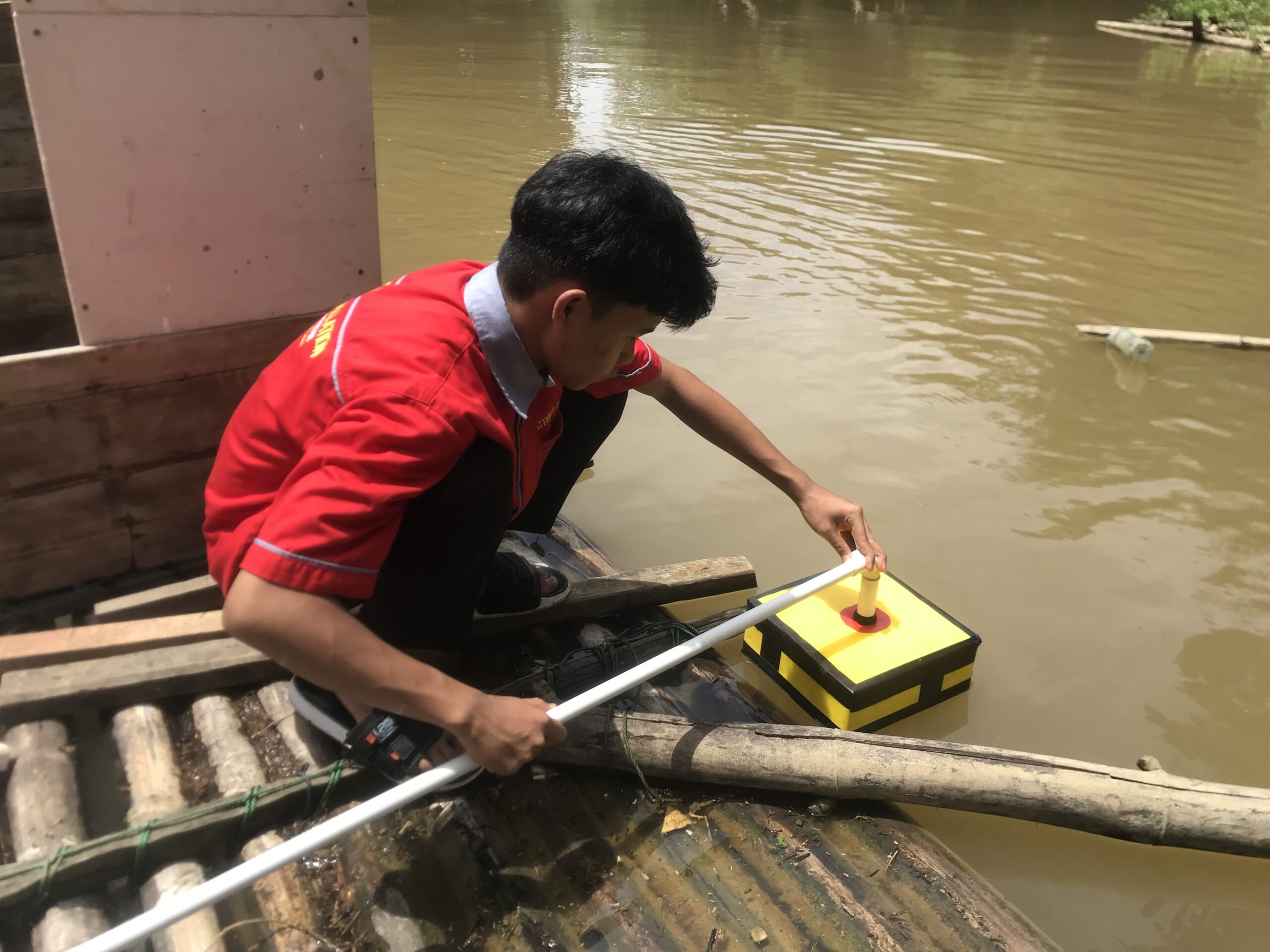 AKURAT_Implementation_11_Placement of pH sensor in the river