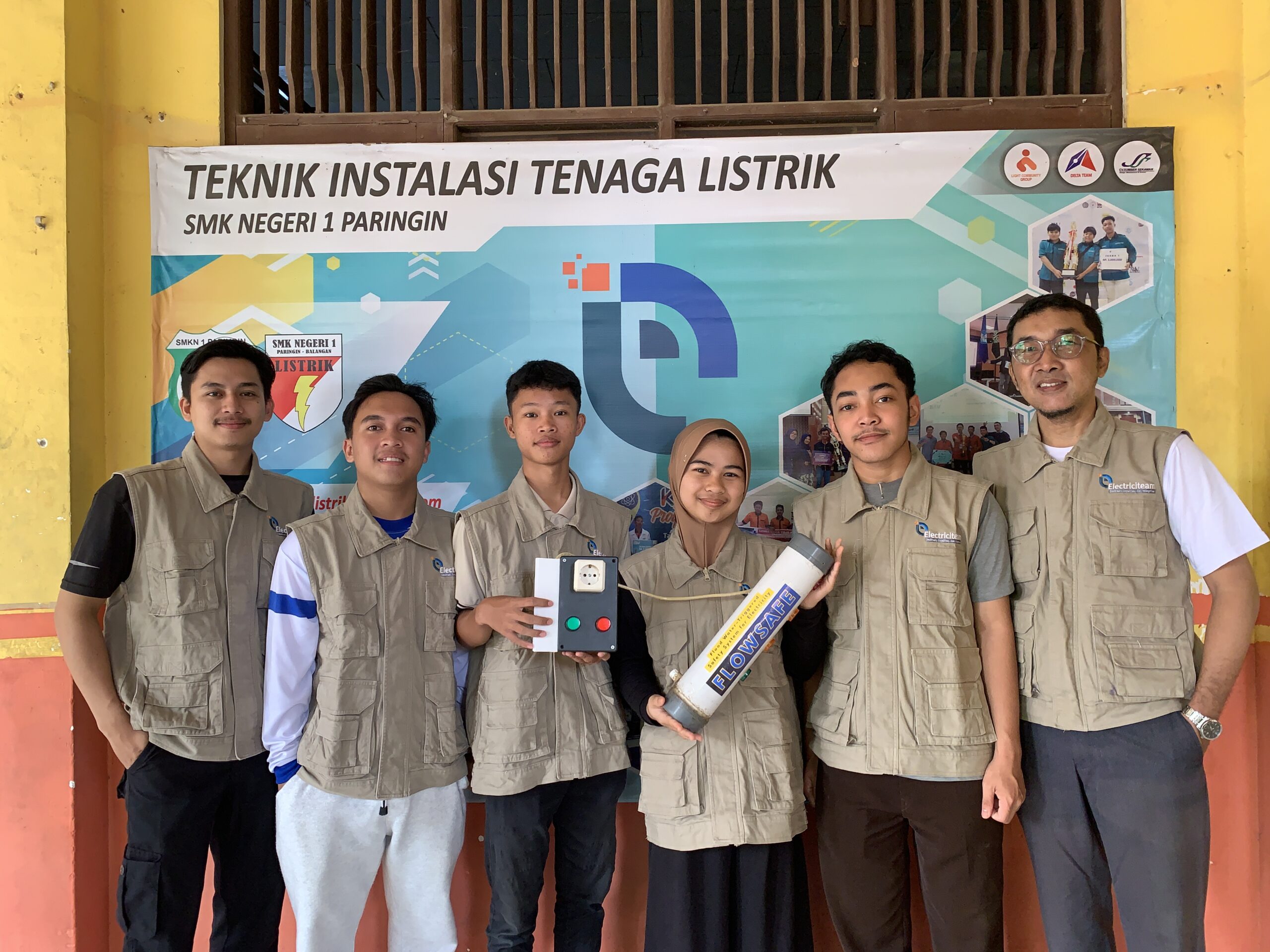 FLOWSAFE_All Teams_11_Photo with Core team in SMKN 1 Paringin