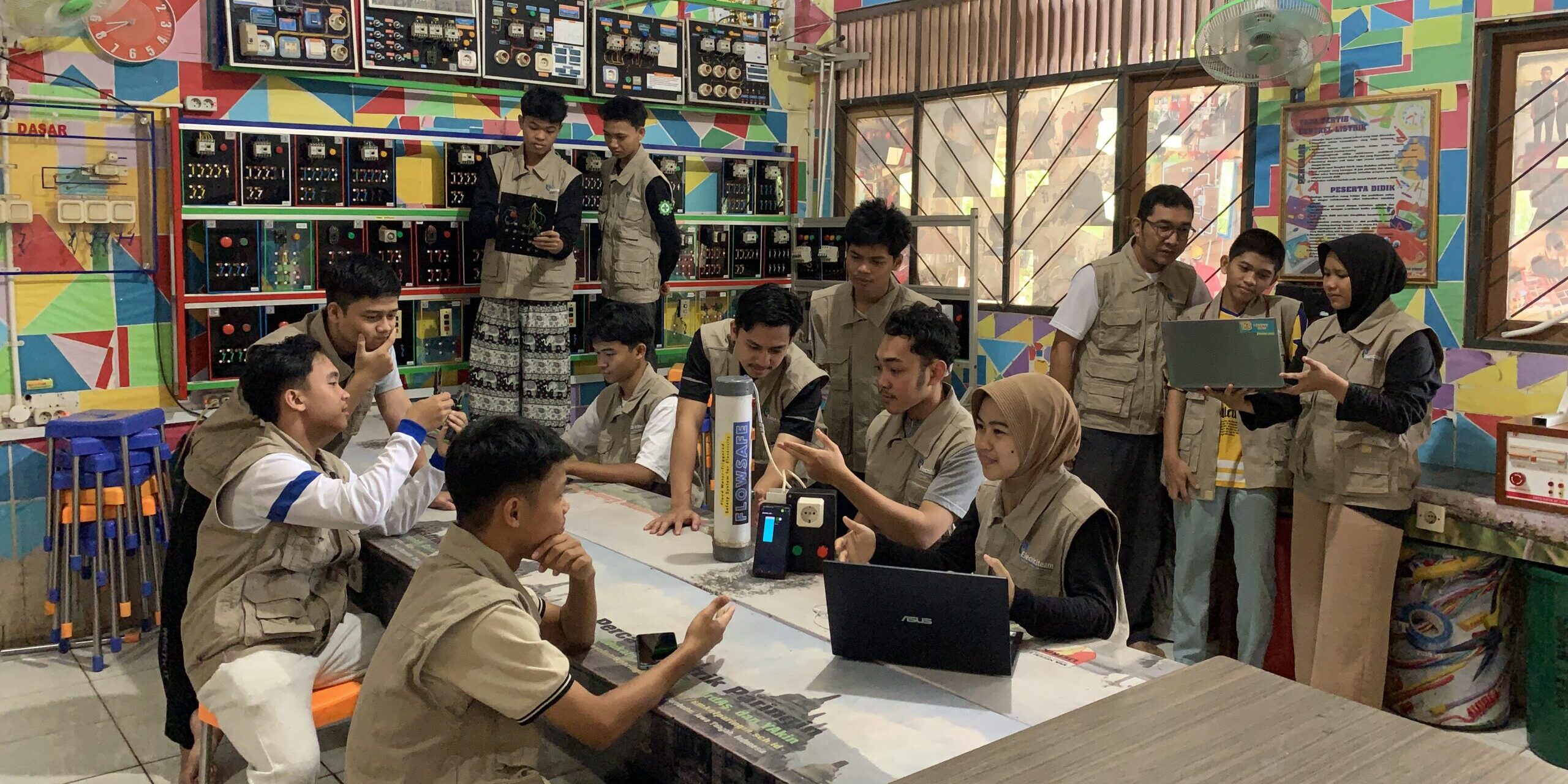 FLOWSAFE_Foto bersama_19_Photo with Core team in SMKN 1 Paringin