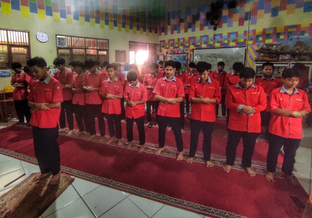 Sholat Berjamaah Dibengkel