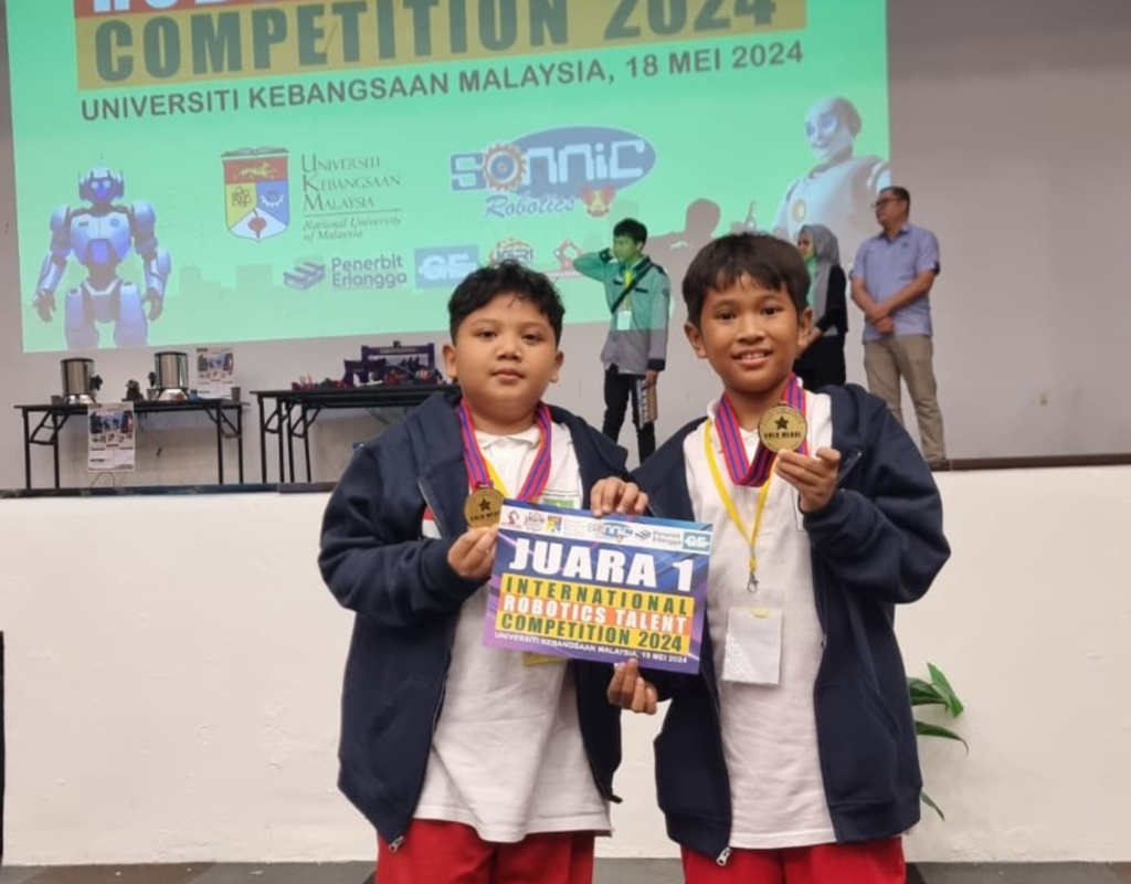 Juara 1 robot misi, Malaysia (MIN 2 Kota Madiun)