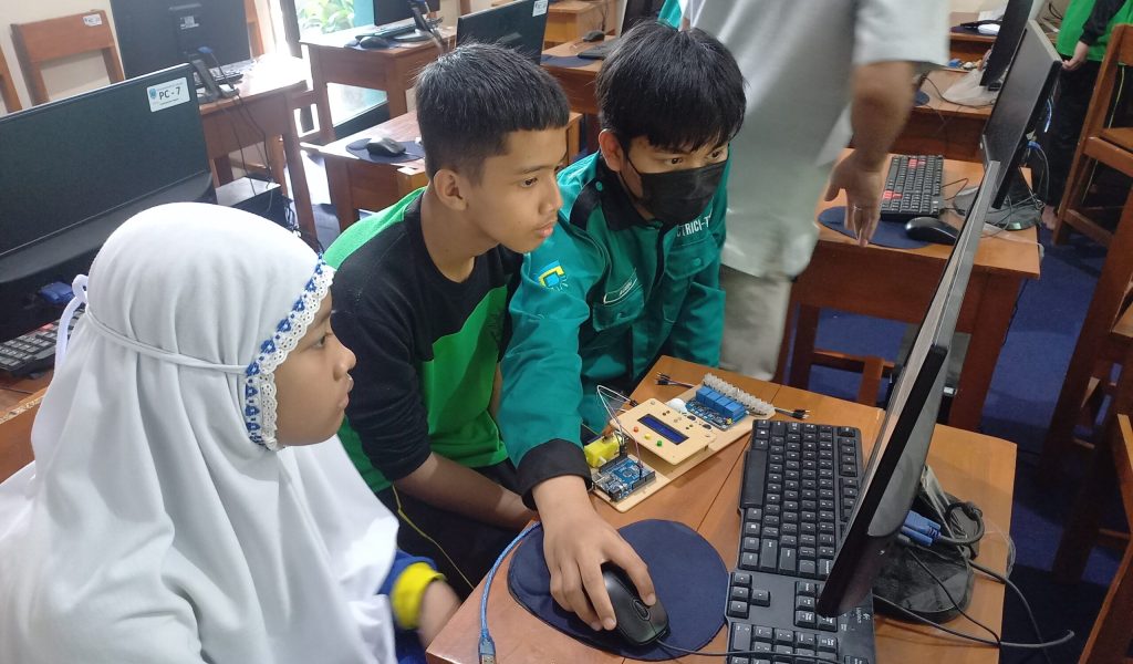 Pelatihan Arduino (SMP Muhammadiyah Malang)