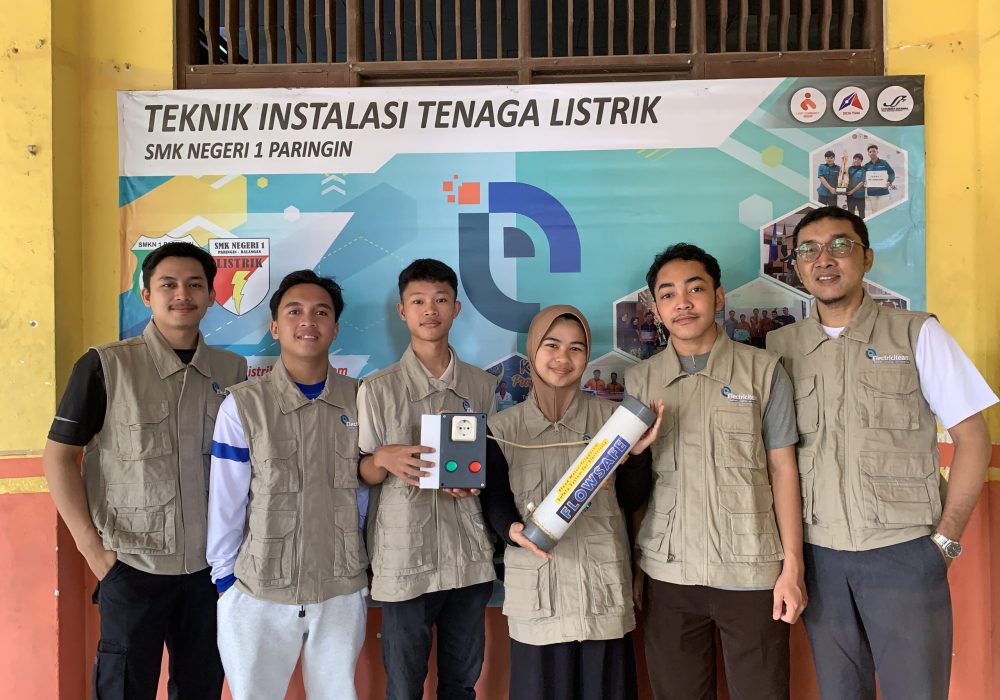 FLOWSAFE_All Teams_11_Photo with Core team in SMKN 1 Paringin (1)